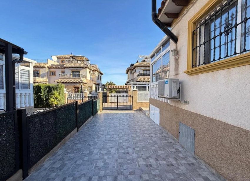 Obra nueva - Casas adosadas - Orihuela