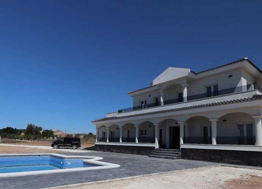 Obra nueva - Villa / Casa - Pinoso