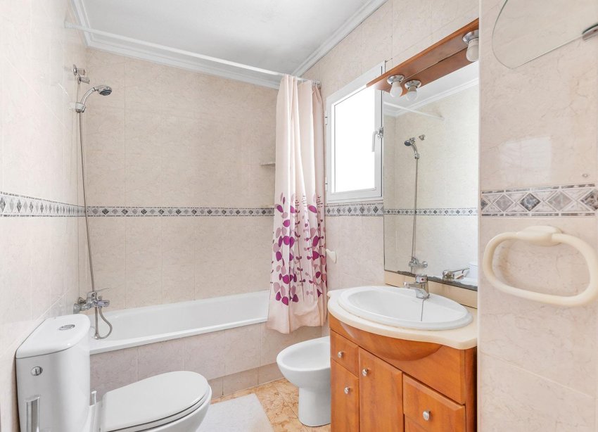 Resale - Apartament / Duplex - Torrevieja - Estacion de autobuses