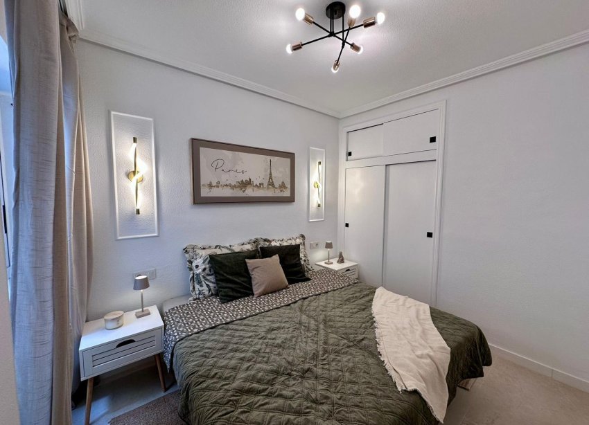 Resale - Apartament / Duplex - Torrevieja - Estacion de autobuses