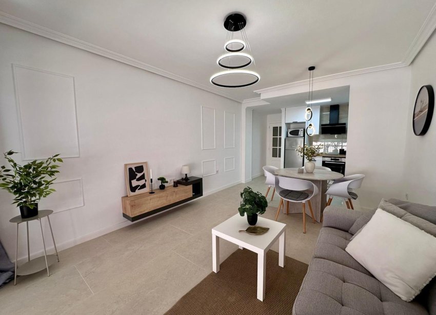 Resale - Apartament / Duplex - Torrevieja - Estacion de autobuses