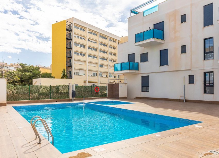 Resale - Apartament / Duplex - Torrevieja - Estacion de autobuses