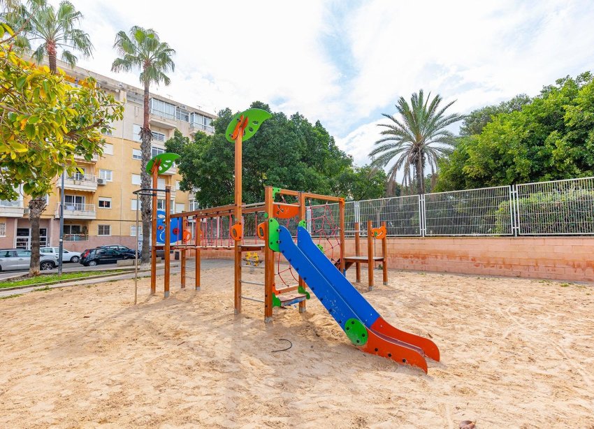 Resale - Apartament / Duplex - Torrevieja - Estacion de autobuses