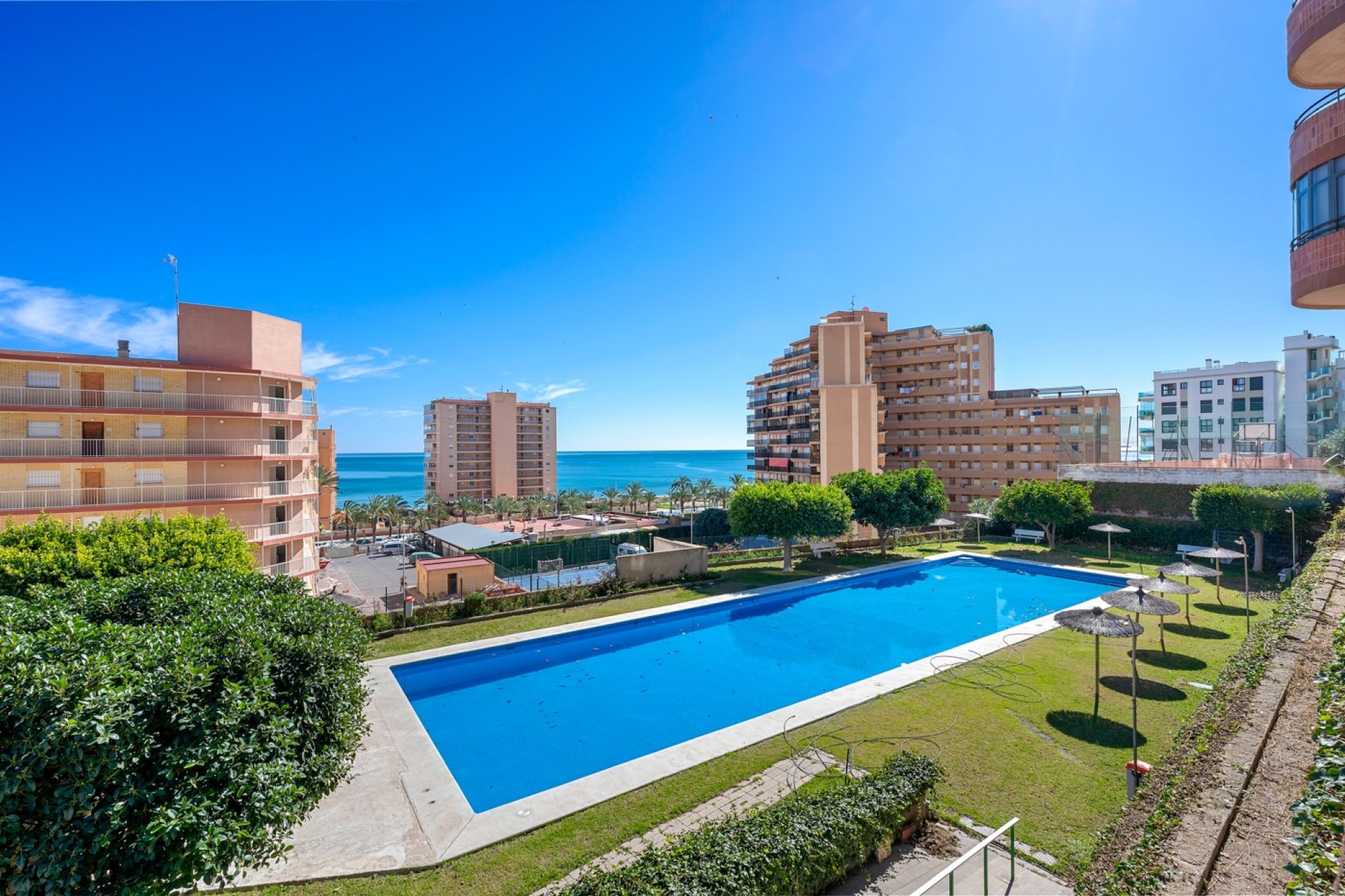 Resale - Apartment - Arenales del Sol - Segunda linea playa