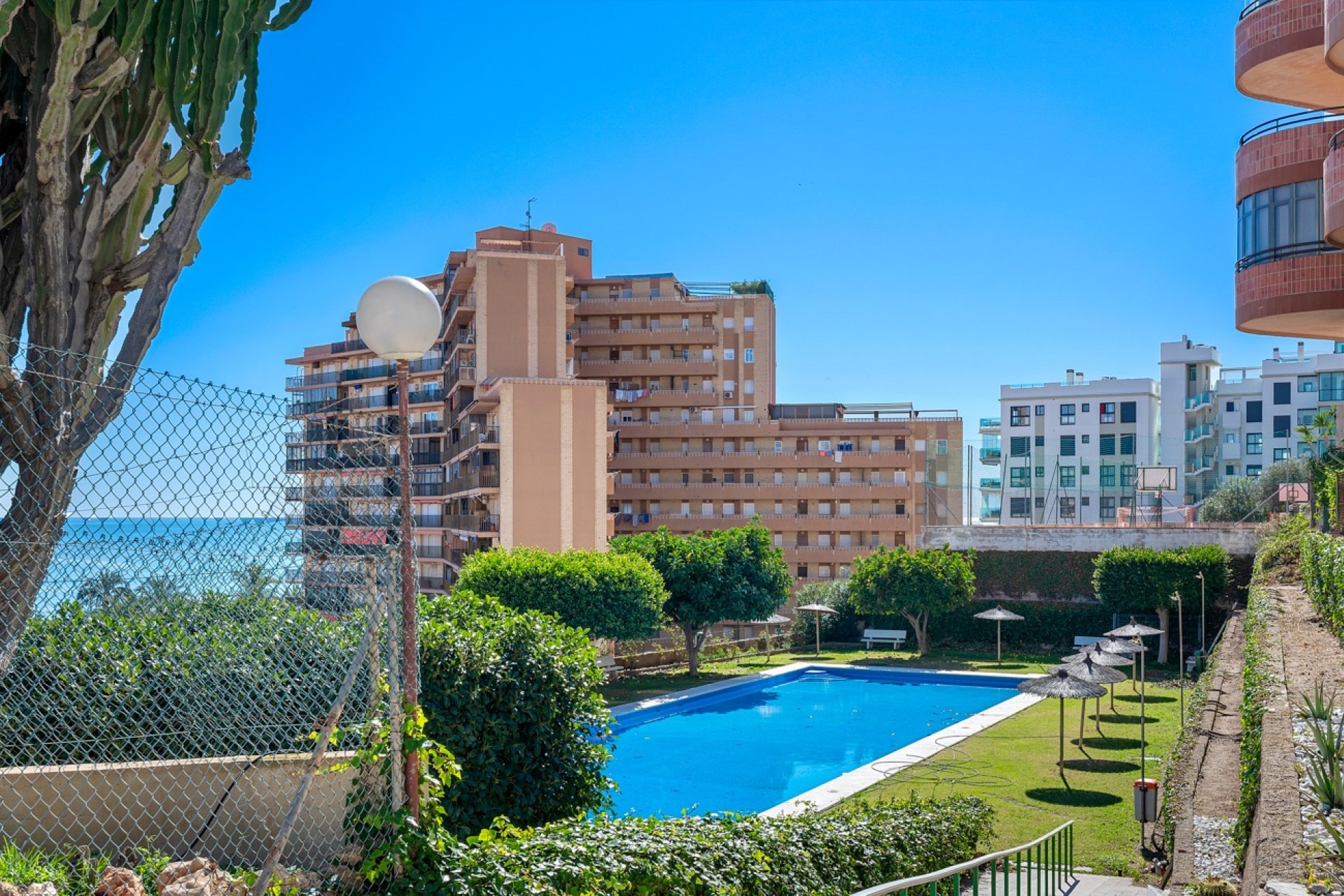 Resale - Apartment - Arenales del Sol - Segunda linea playa
