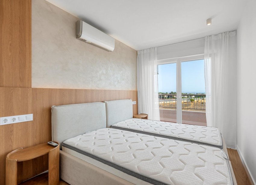 Resale - Apartment / Duplex - Torrevieja - Punta Prima