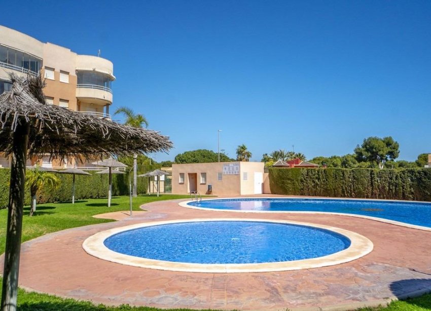 Resale - Apartment - Orihuela Costa - Campoamor