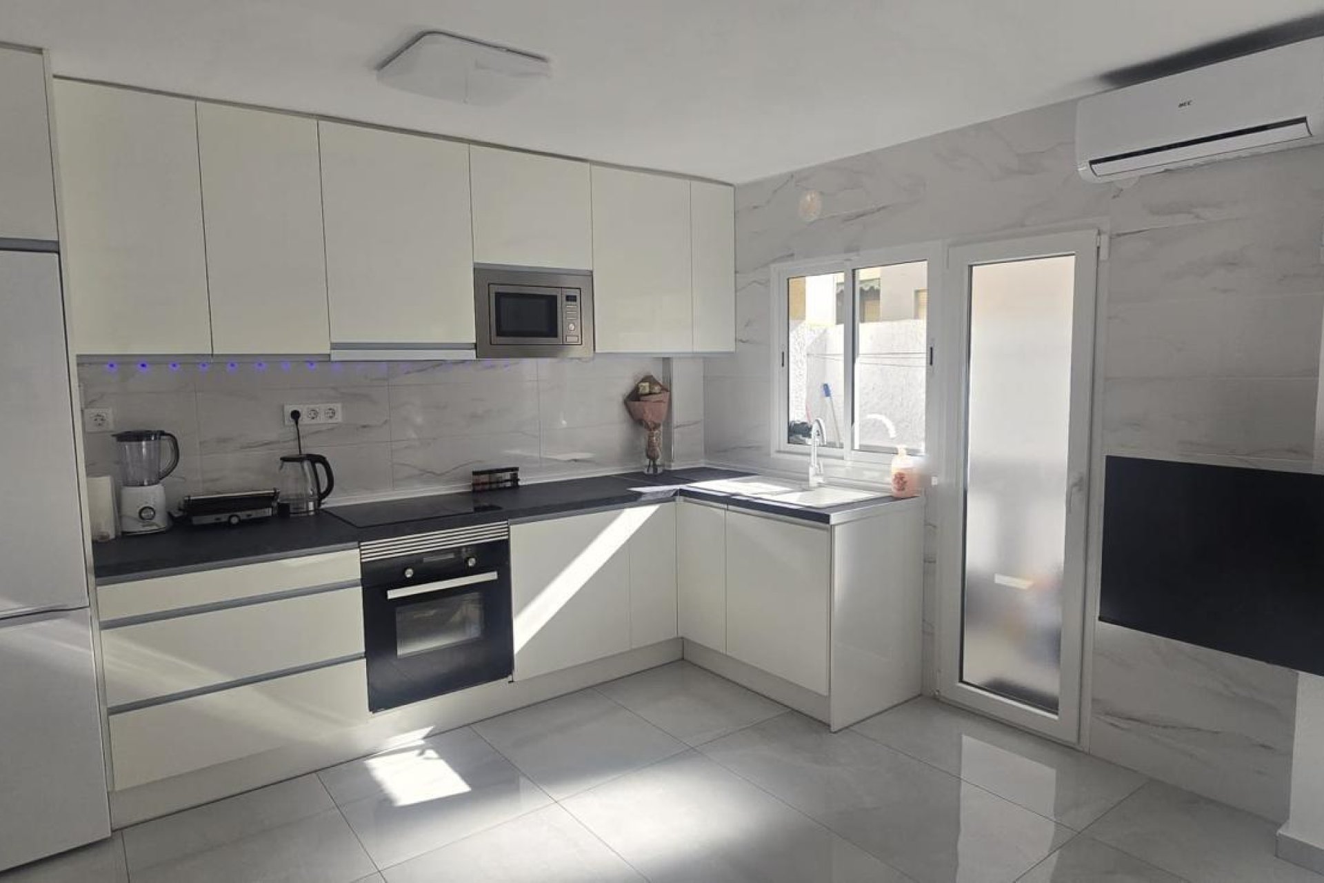 Resale - Apartment - Torrevieja - Acequion
