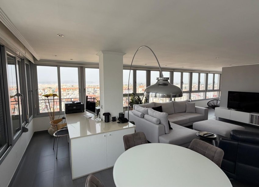 Resale - Apartment - Torrevieja - Acequion