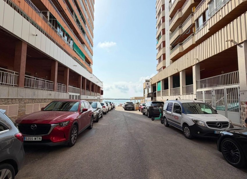 Resale - Apartment - Torrevieja - Acequion