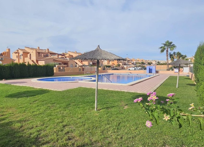 Resale - Apartment - Torrevieja - Aguas Nuevas