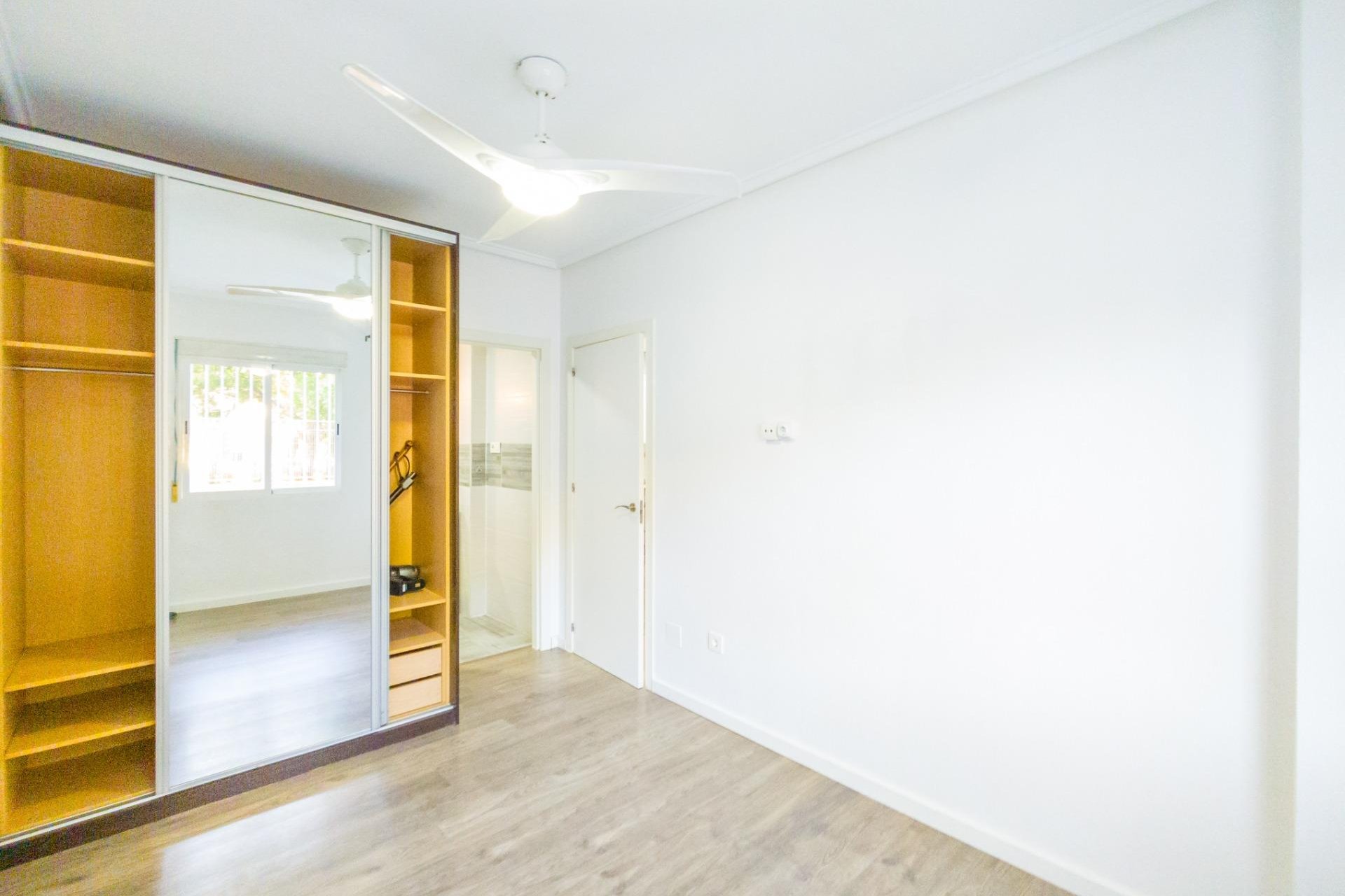 Resale - Apartment - Torrevieja - Estacion de autobuses