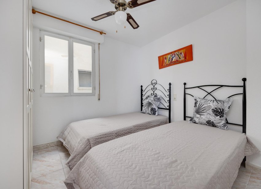 Resale - Apartment - Torrevieja - Paseo maritimo