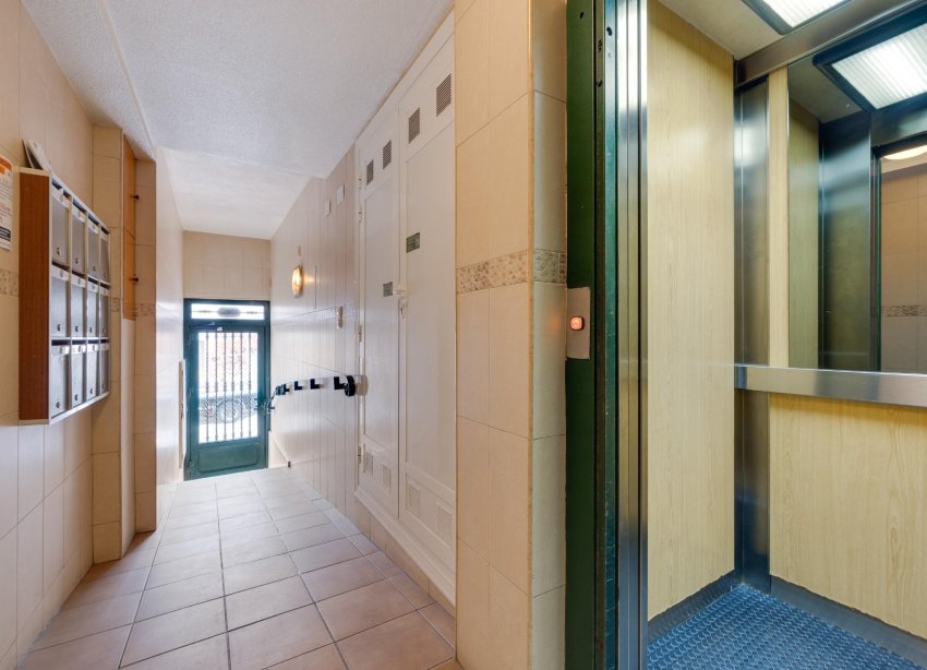 Resale - Apartment - Torrevieja - Paseo maritimo