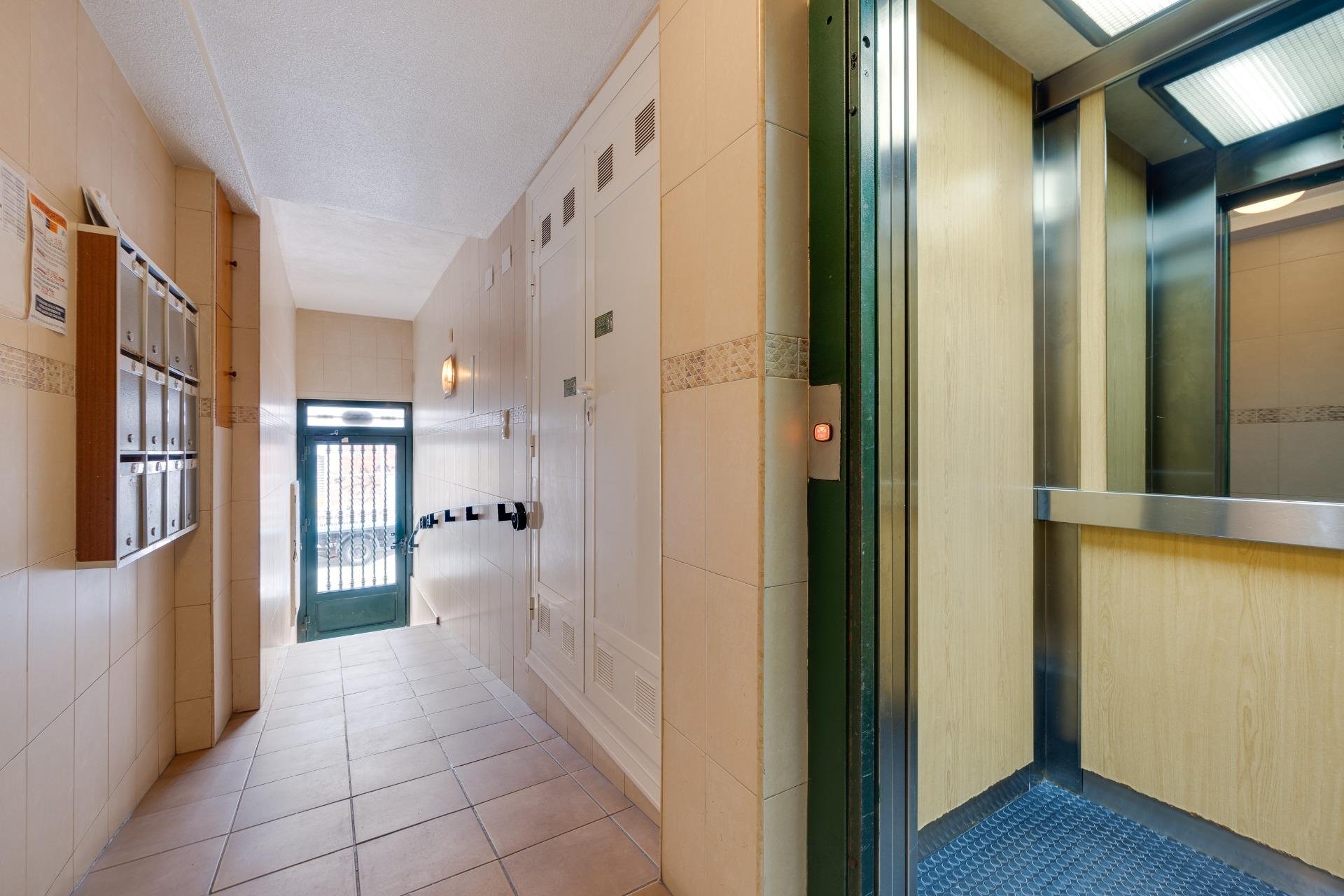 Resale - Apartment - Torrevieja - Paseo maritimo