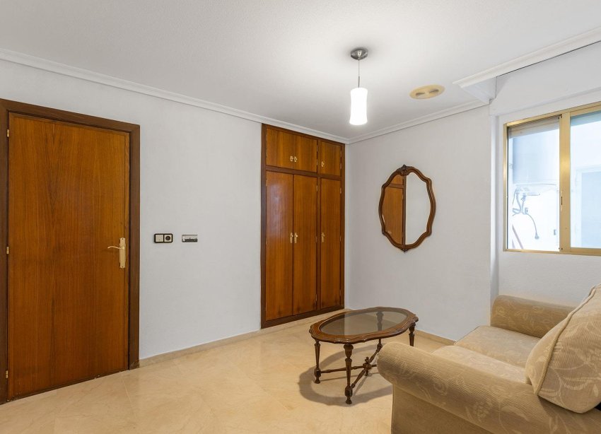 Resale - Apartment - Torrevieja - Paseo maritimo