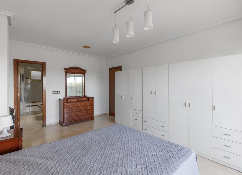 Resale - Apartment - Torrevieja - Paseo maritimo