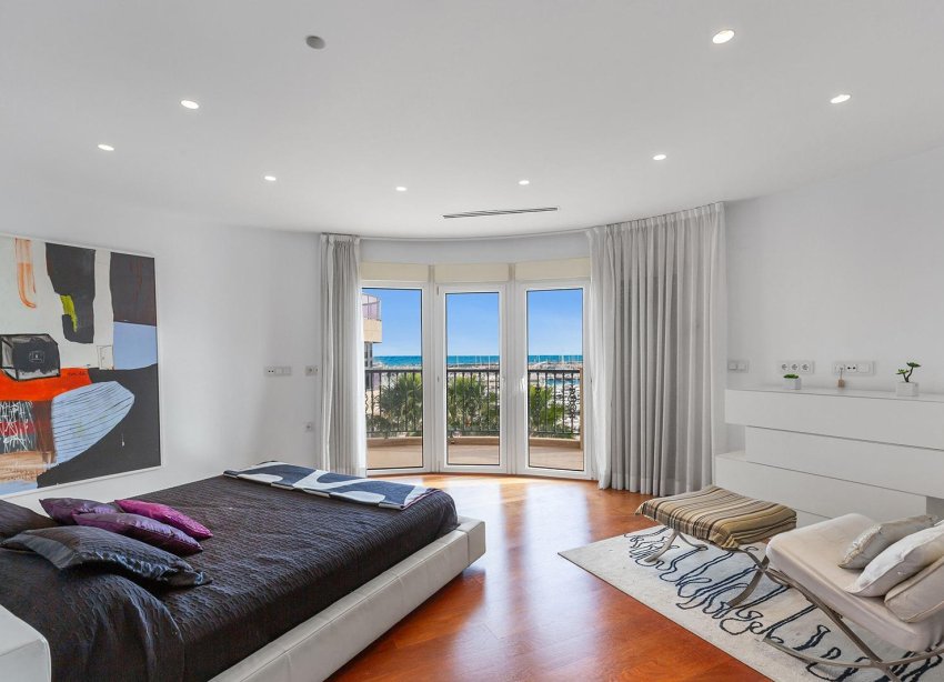 Resale - Apartment - Torrevieja - Paseo maritimo