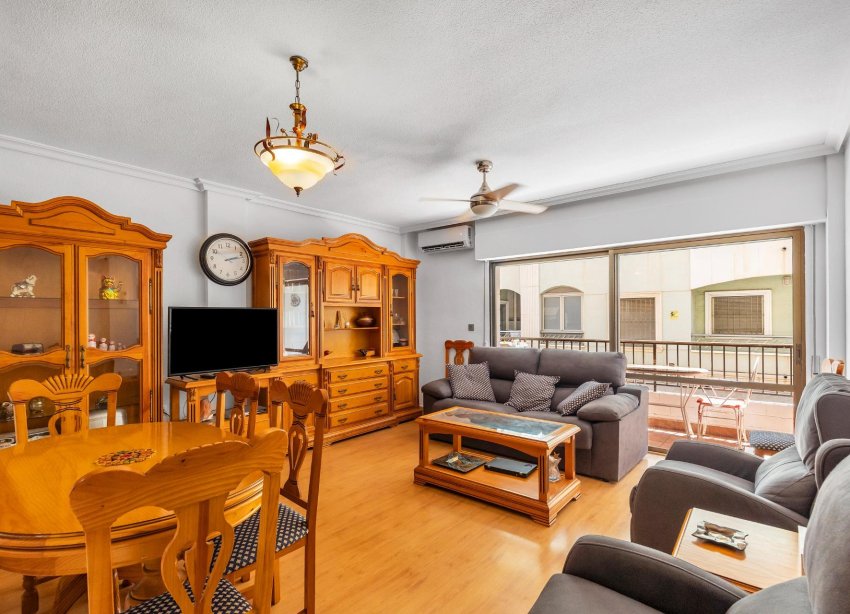 Resale - Apartment - Torrevieja - Paseo maritimo