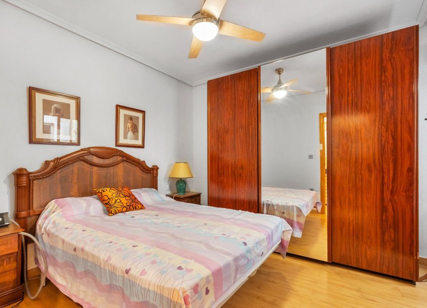 Resale - Apartment - Torrevieja - Paseo maritimo