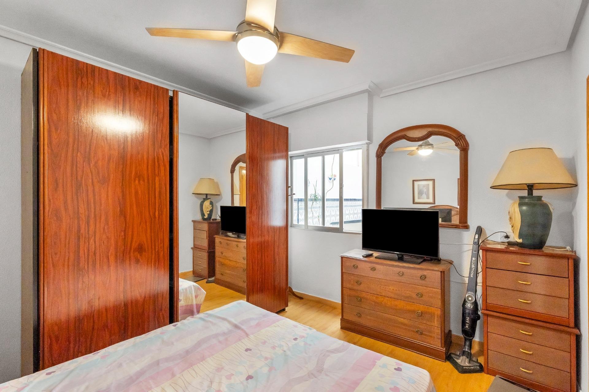 Resale - Apartment - Torrevieja - Paseo maritimo