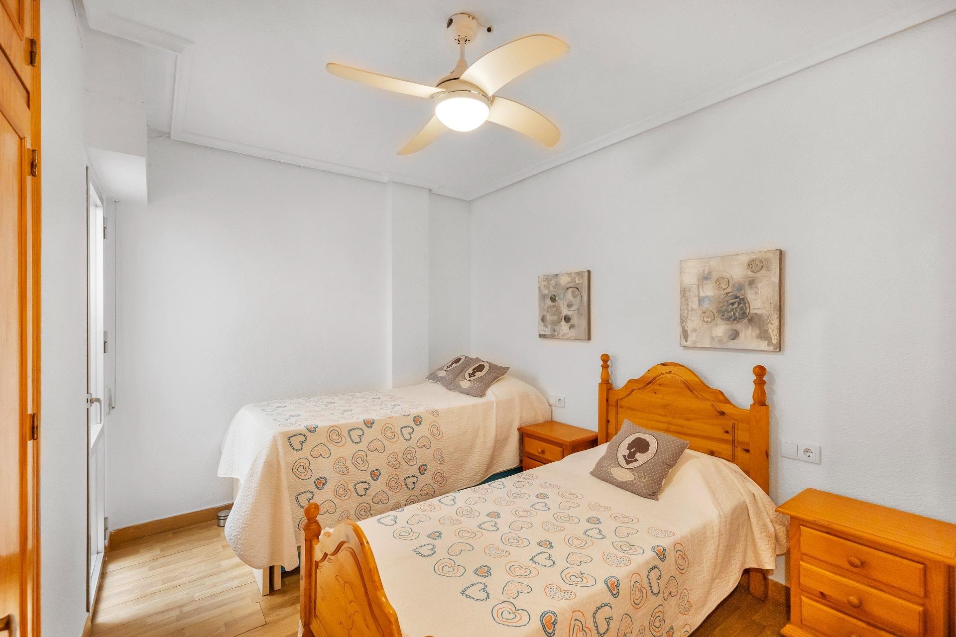 Resale - Apartment - Torrevieja - Paseo maritimo
