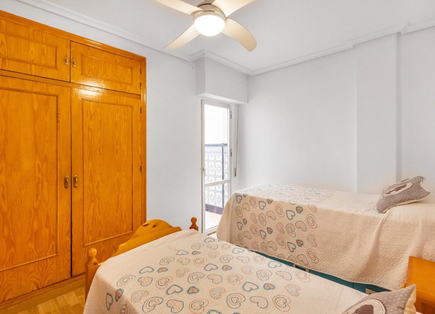 Resale - Apartment - Torrevieja - Paseo maritimo