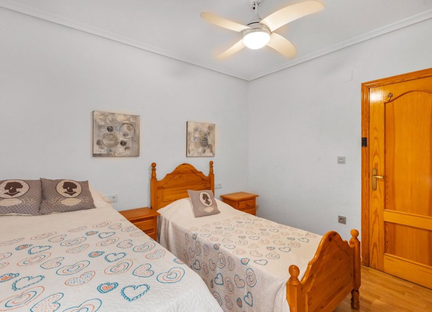 Resale - Apartment - Torrevieja - Paseo maritimo