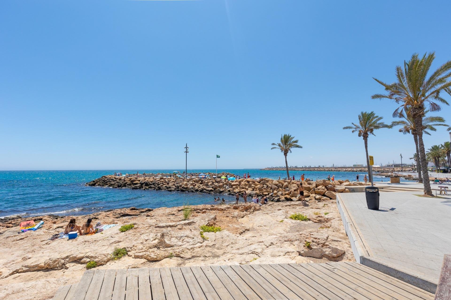 Resale - Apartment - Torrevieja - Paseo maritimo