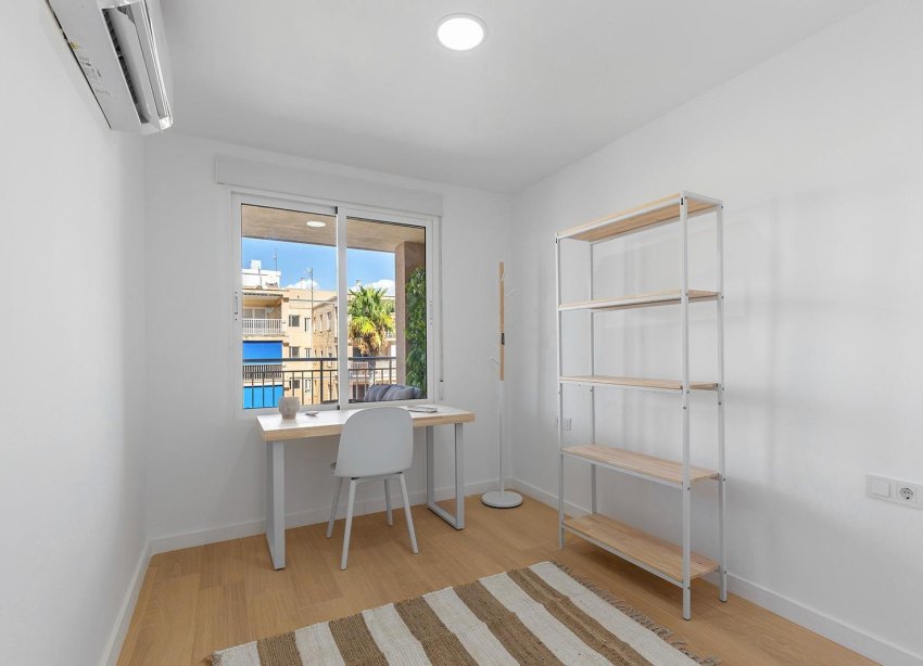 Resale - Apartment - Torrevieja - Playa de los Naufragos