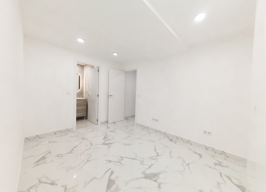 Resale - Apartment - Torrevieja - Playa de los Naufragos