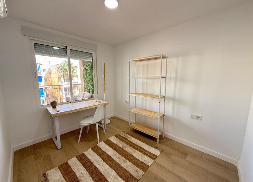 Resale - Apartment - Torrevieja - Playa de los Naufragos