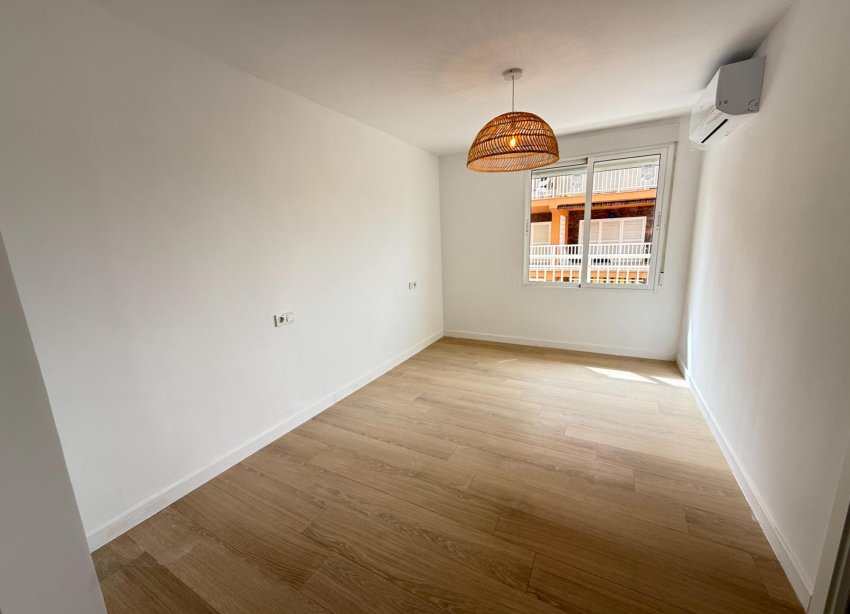 Resale - Apartment - Torrevieja - Playa de los Naufragos