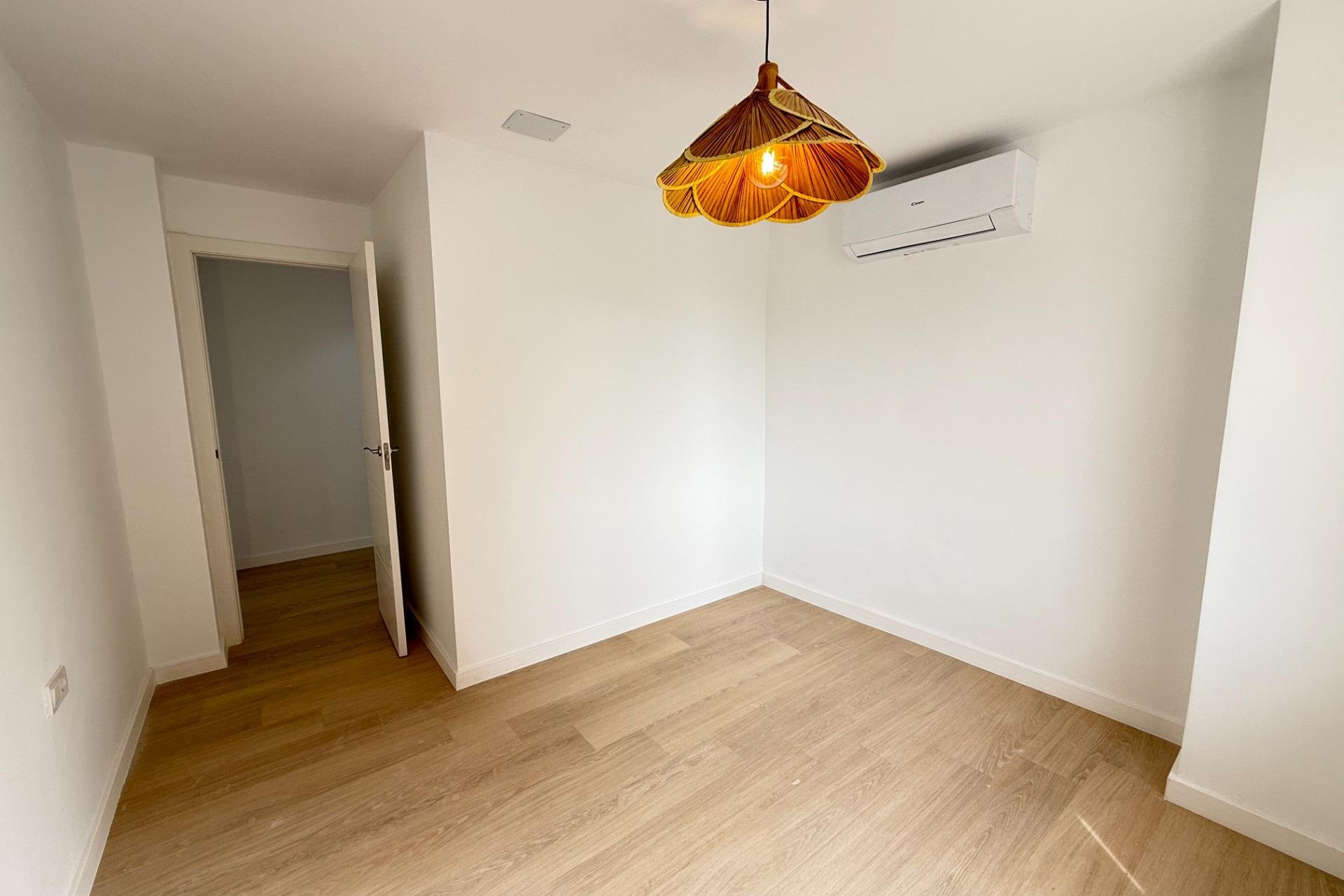 Resale - Apartment - Torrevieja - Playa de los Naufragos