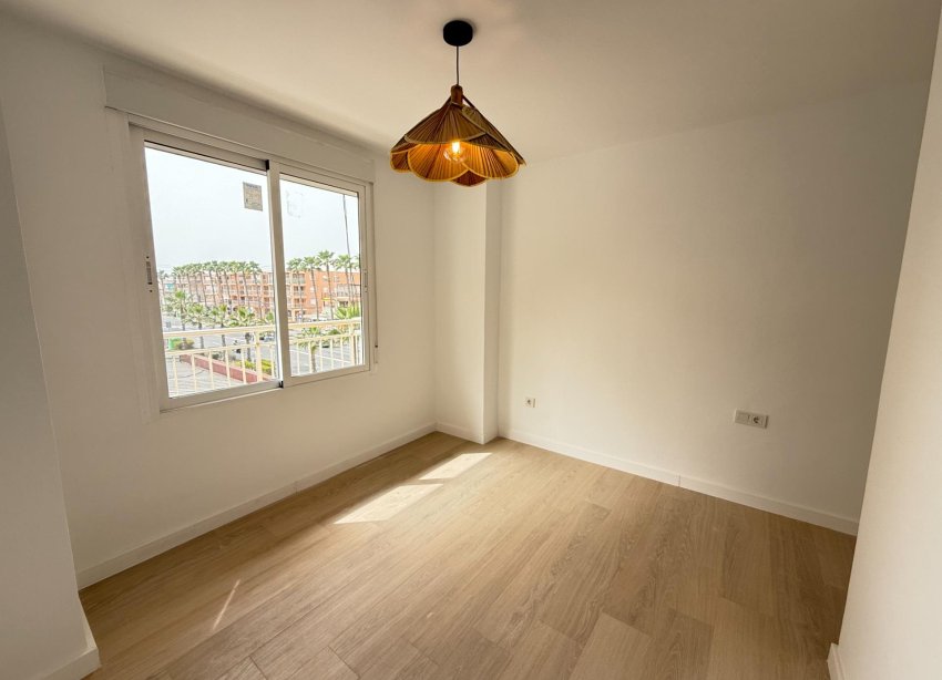 Resale - Apartment - Torrevieja - Playa de los Naufragos