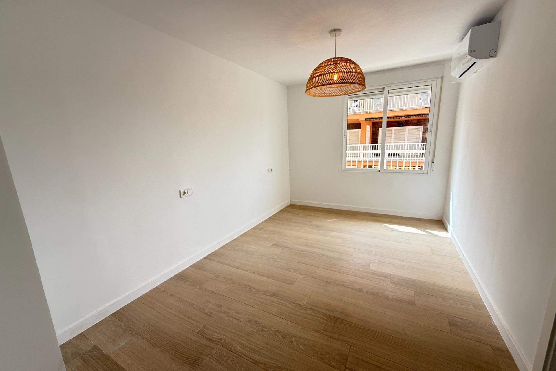 Resale - Apartment - Torrevieja - Playa de los Naufragos