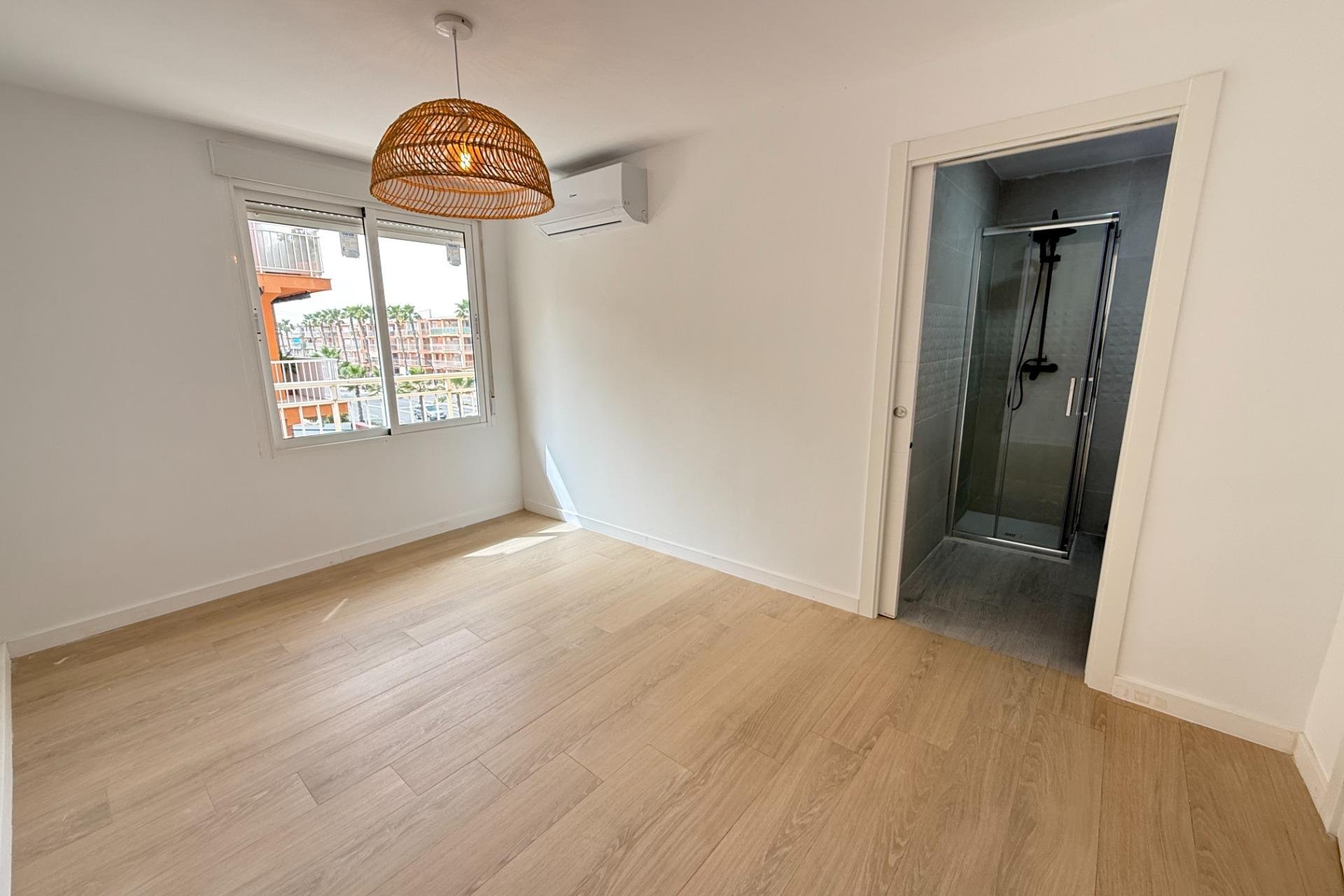 Resale - Apartment - Torrevieja - Playa de los Naufragos