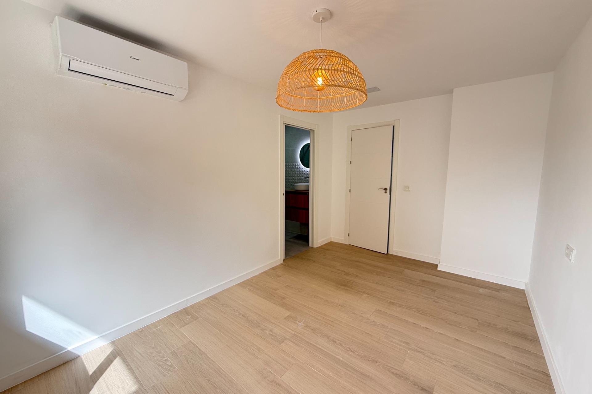 Resale - Apartment - Torrevieja - Playa de los Naufragos
