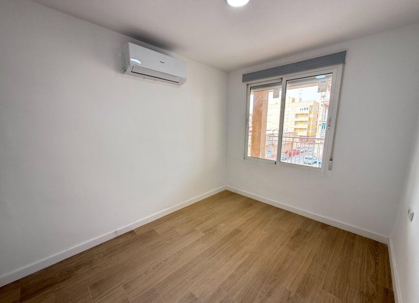 Resale - Apartment - Torrevieja - Playa de los Naufragos