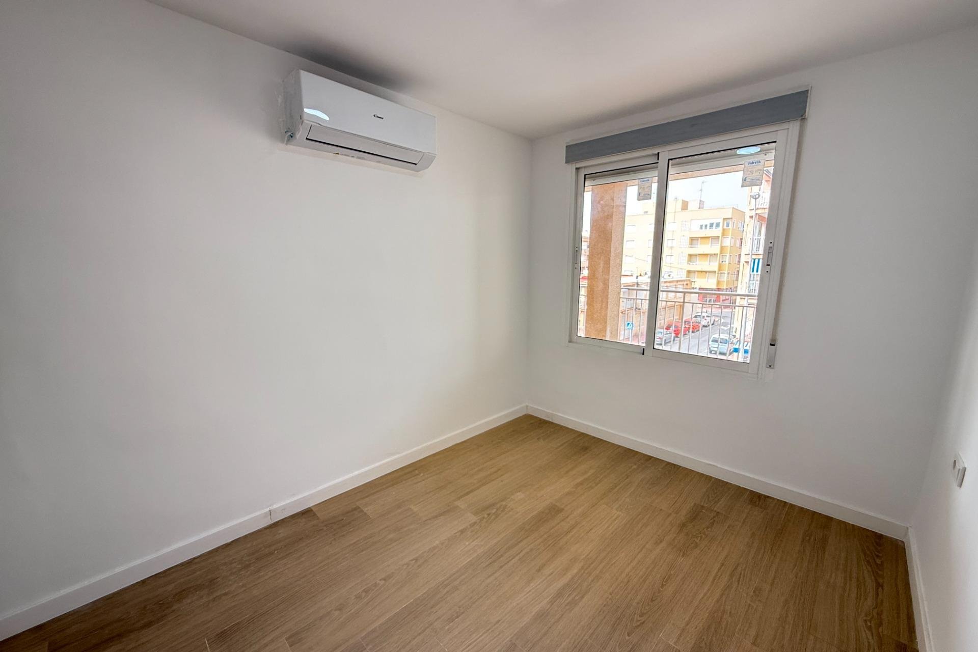 Resale - Apartment - Torrevieja - Playa de los Naufragos