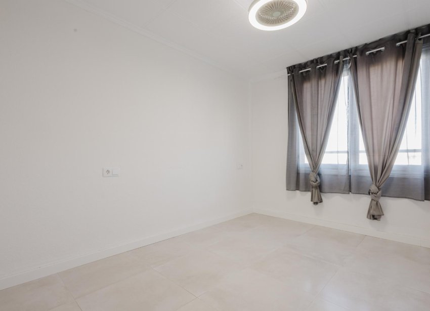 Resale - Apartment - Torrevieja - Playa del Acequión