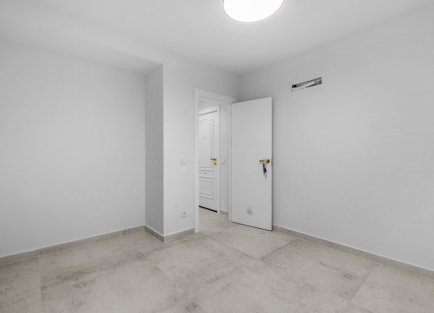 Resale - Apartment - Torrevieja - Playa del Acequión
