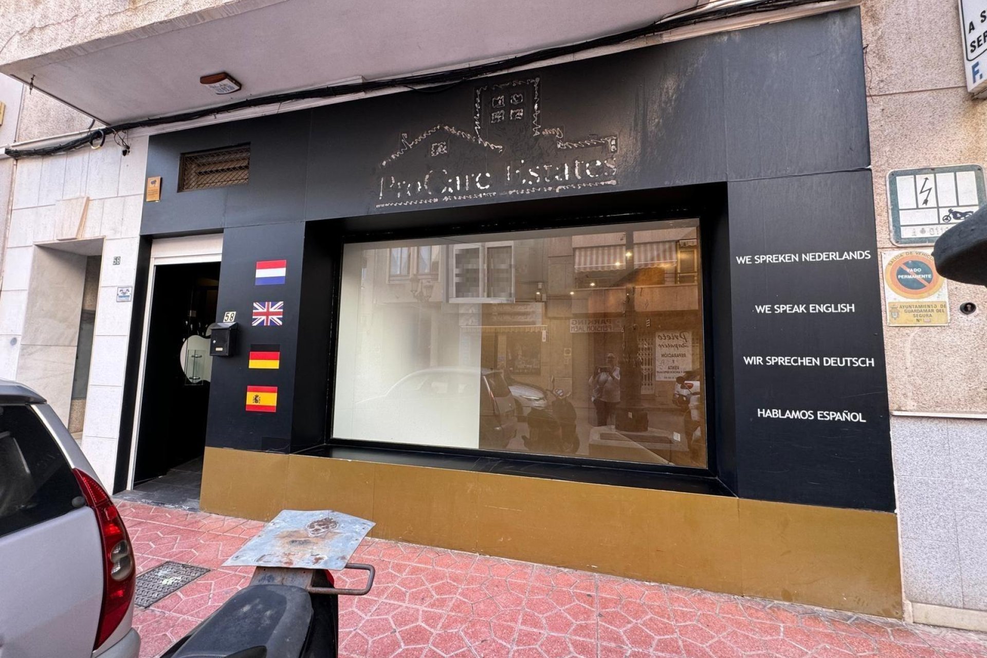 Resale - Commercial premises / Commercial unit / Retail space - Guardamar del Segura - Avenida Pais Valenciàno