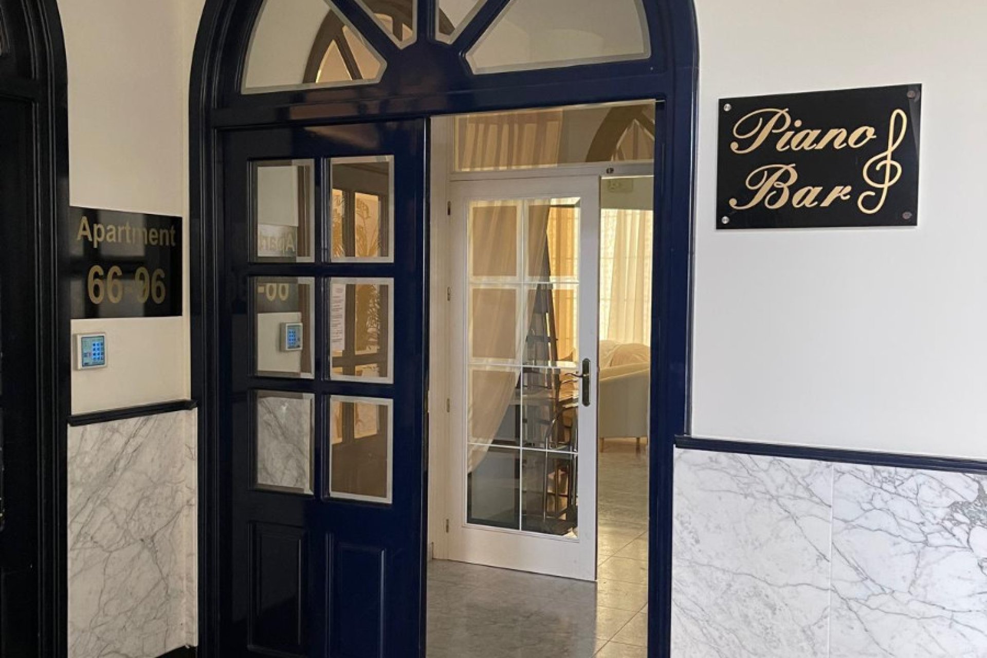 Resale - Commercial premises / Commercial unit / Retail space - Guardamar del Segura - Guardamar Playa