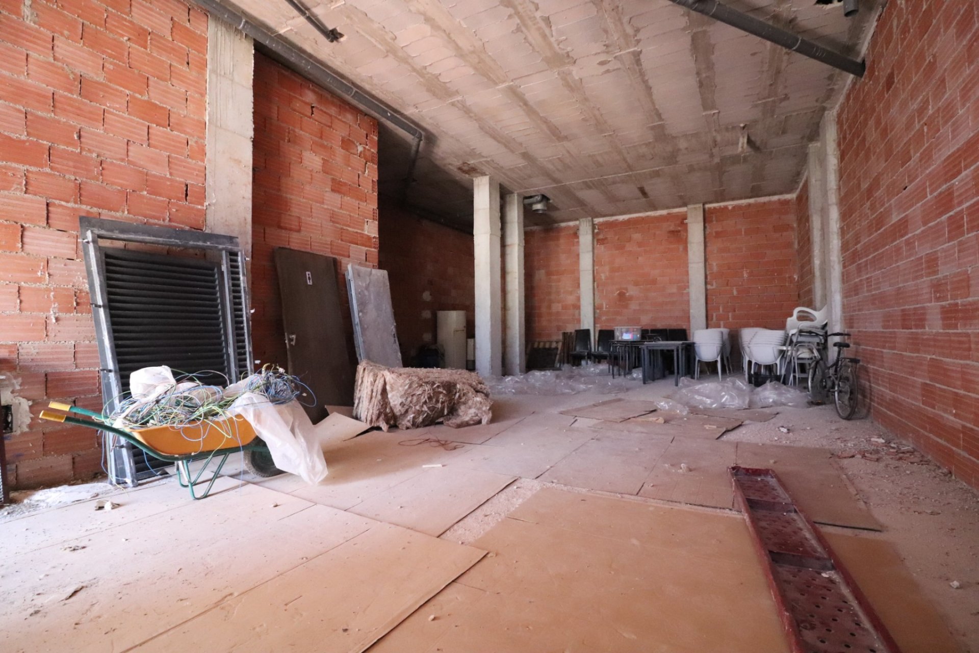 Resale - Commercial premises / Commercial unit / Retail space - Los Montesinos - Entre Naranjos / Vistabella Golf