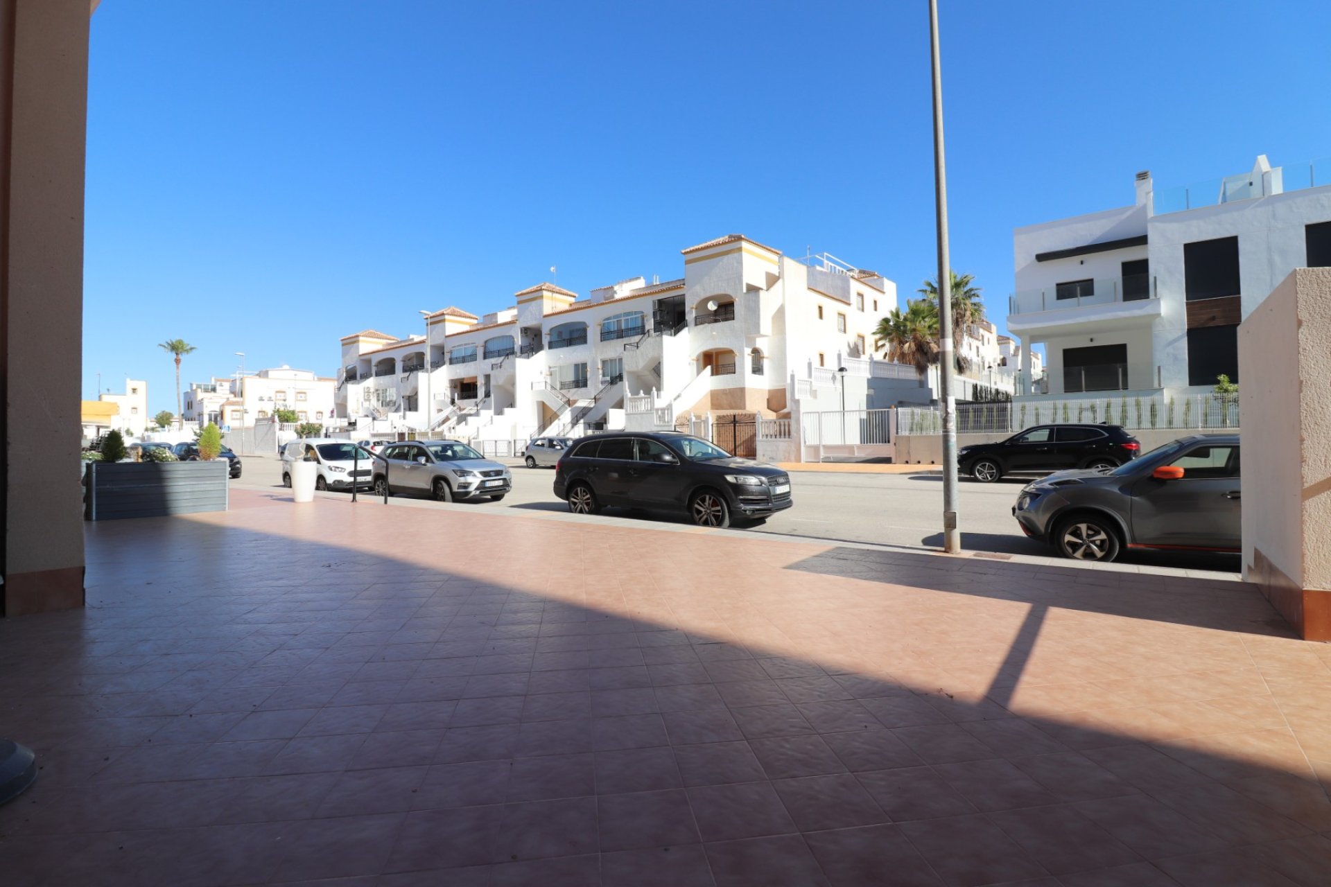 Resale - Commercial premises / Commercial unit / Retail space - Los Montesinos - Entre Naranjos / Vistabella Golf