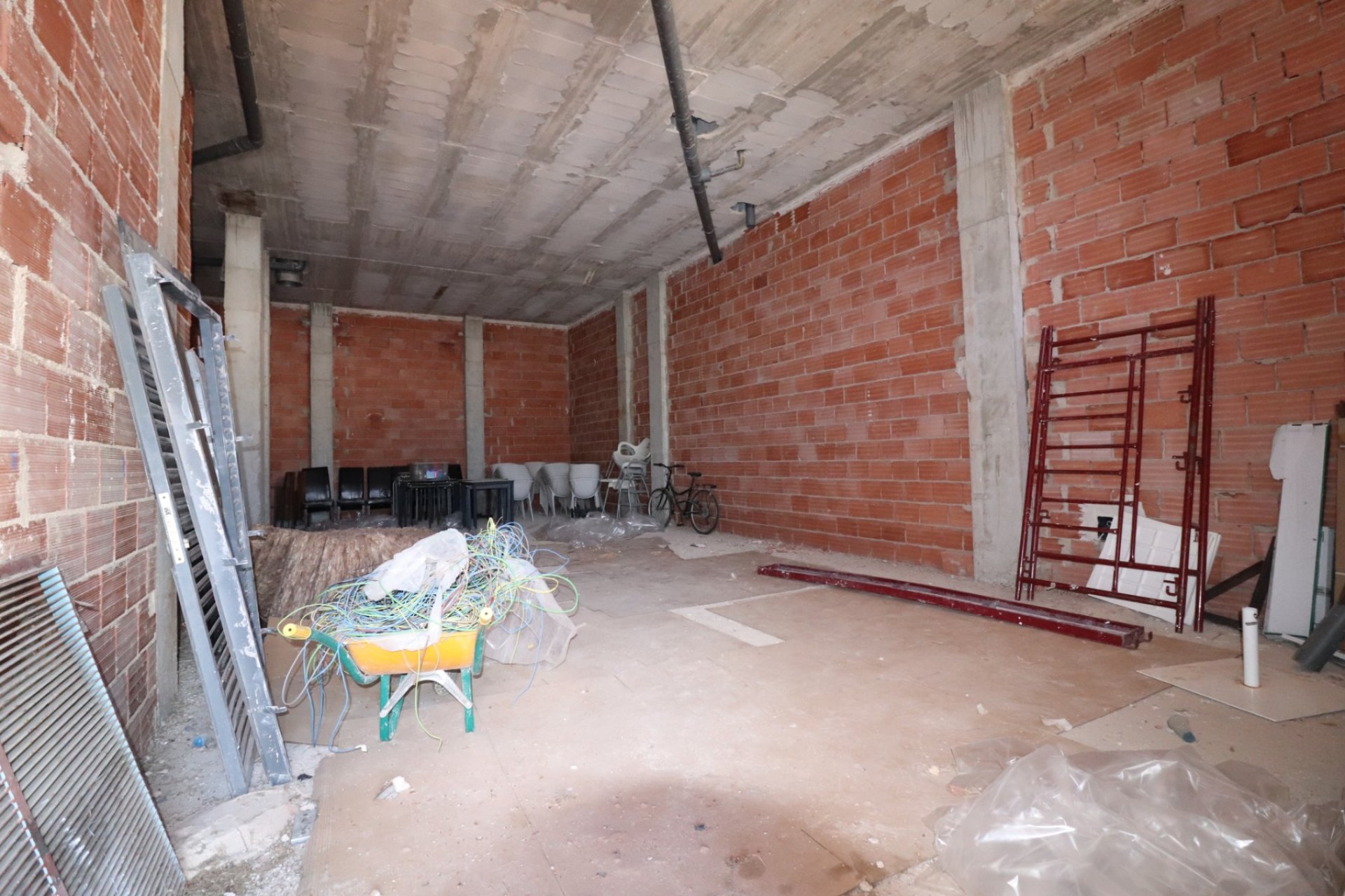 Resale - Commercial premises / Commercial unit / Retail space - Los Montesinos - Entre Naranjos / Vistabella Golf
