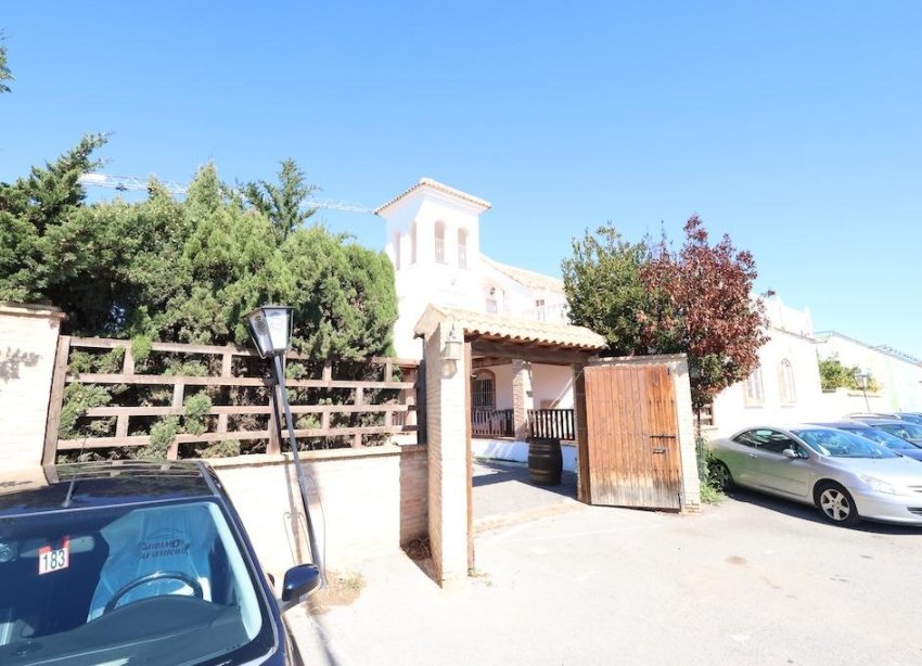 Resale - Commercial premises / Commercial unit / Retail space - Orihuela Costa - La Zenia