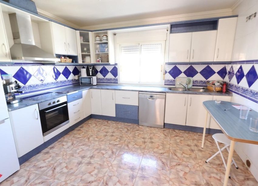 Resale - Commercial premises / Commercial unit / Retail space - Orihuela Costa - La Zenia