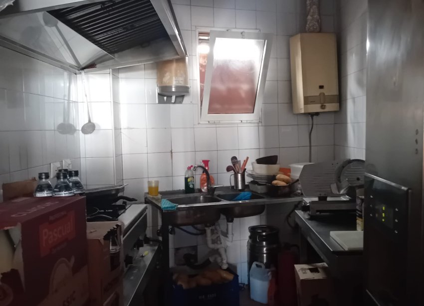 Resale - Commercial premises / Commercial unit / Retail space - Torrevieja - Center Torrevieja